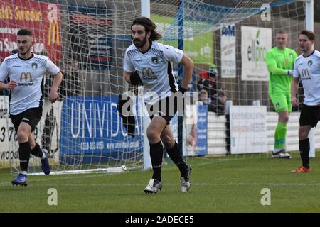 Mawford Weston-Supermare Jake de la défense d'un coup de pied de coin entrant à partir de Swindon Supermarine Fc 30/11/2019 Swindon Wilts Angleterre Royaume-uni. Banque D'Images