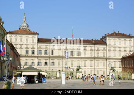 Turin, Italie - 4 août 2019 : vue de la façade du Palais Royal de Turin, Piémont, Italie. La construction de la Maison de Savoie a commencé en 1845 un Banque D'Images