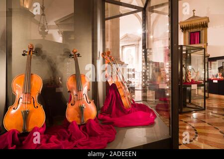 Venise, Italie - le 22 décembre 2012. Instruments de musique violon sur l'affichage dans le Campo San Maurizio, une église baroque transformé en musée de la musique. Ven Banque D'Images