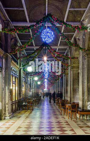 Venise, Italie - le 23 décembre 2012. Décorations de Noël dans l'arcade de la Piazza San Marco, Venise, Italie Banque D'Images