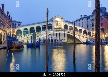 Venise, Italie - le 24 décembre 2012. Pont du Rialto célèbre monument sur un hiver tranquille matin à l'aube à Venise, Italie Banque D'Images