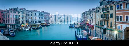 Venise, Italie - le 24 décembre 2012. Venise à Noël, célèbre Canal Grande scène de Venise à l'aube en hiver Banque D'Images