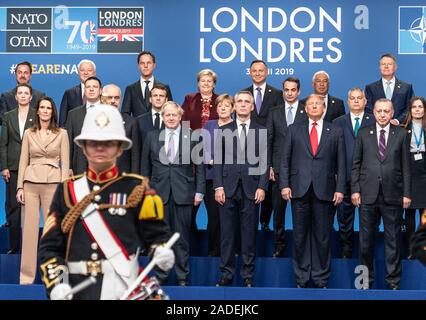 Watford, Royaume-Uni. 08Th Nov, 2019. La chancelière allemande, Angela Merkel (CDU, M) se dresse entre Emanuel Macron (à gauche de Merkel), Président de la France, et Kyriakos Mitsotakis, Premier Ministre de la Grèce, avant le début de la séance de travail du Sommet de l'Otan à la photo de famille, alors qu'en face (l-r) Sophie Wilmes, Premier Ministre de la Belgique, de l'Edi Rama, Premier Ministre d'Albanie, Boris Johnson, premier ministre de Grande-Bretagne, Jens Stoltenberg, le Secrétaire général de l'OTAN, le président américain Donald Trump, et Recep Tayyip Erdogan, Président de la Turquie. La réunion des chefs d'Etat et de gouvernement cel Banque D'Images