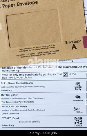 Les candidats à l'ouest de Bournemouth circonscription le bulletin de vote pour les prochaines élections générales 2019 au Royaume-Uni avec l'enveloppe de vote Banque D'Images