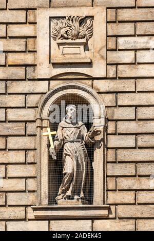 Statue de Saint François d'Assise dans une niche sur la façade de l'Église des Chevaliers de la Croix, Vieille Ville, Prague Banque D'Images