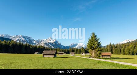 Granges à foin dans un pré, et les montagnes, d''Ehrwalder Sonnenspitz près de Ehrwald, Tyrol, Autriche Banque D'Images