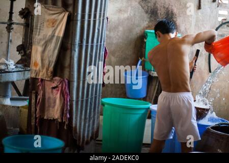 Au cours de l'action des travailleurs dans la production artisanale de nouilles de riz vietnamiens à une petite usine familiale dans Ben Tre, Sud Vietnam. Banque D'Images