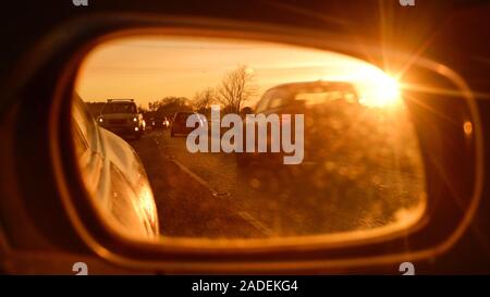 Lever du soleil reflétée dans le rétroviseur du véhicule sur route de campagne york yorkshire royaume uni Banque D'Images