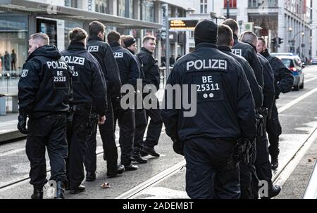 La protection de la police, la police lors d'une grève du climat, démonstration, vendredi pour l'avenir, Berlin, Allemagne Banque D'Images