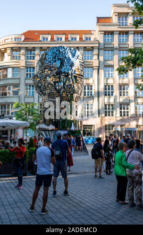 Tête par Franz Kafka, Otocna hlava, sculpture de métal par l'artiste David Cerny, Prague, République Tchèque Banque D'Images