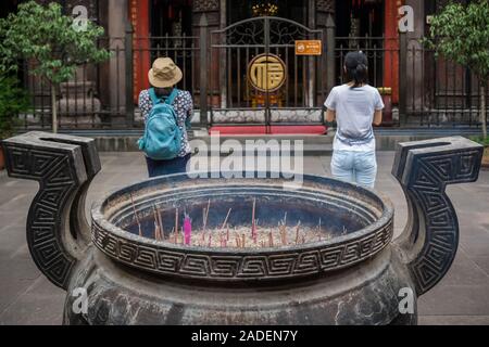 Chengdu, Chine - Juillet 2019 : femme chinoise et l'homme en prière, l'adoration, la combustion d'encens, l'aumône et grâce à la bouddhiste chinois Wenshu Banque D'Images