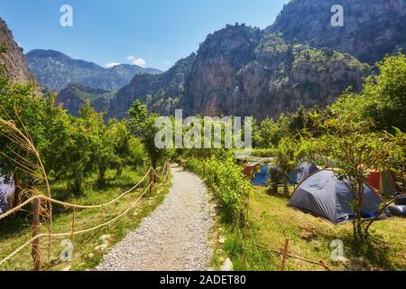 Camping situé dans la vallée entre de hautes montagnes à l'état sauvage Banque D'Images