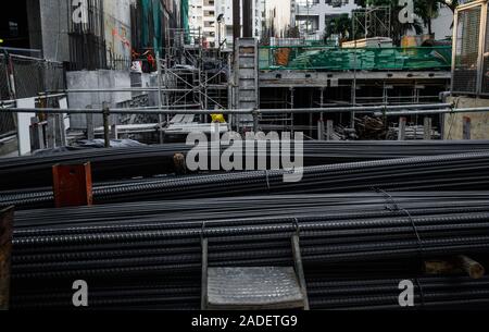 Bâtir l'induit dans l'entrepôt de produits métallurgiques ou sur chantier de construction. Pile de heavy metal avec des barres de renfort profil périodique Banque D'Images