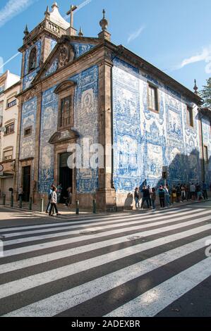 Porto, Portugal. La chapelle Santa Catarina, aka Almas chapelle décorée d'azulejos, le portugais typiques carreaux bleus Banque D'Images