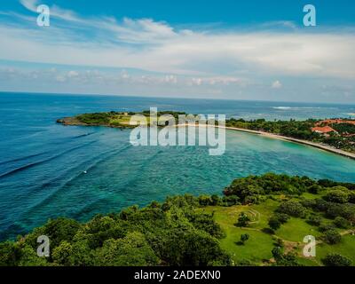 Image aérienne du jardin de l'espoir péninsule à Bali Indonésie prise au-dessus de la plage de Nusa Dua en avril avec drone Banque D'Images