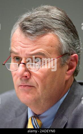Dusseldorf ALLEMAGNE 10.3.2004, l'entreprise : le Dr Wulf H. BERNOTAT, Président du Conseil exécutif, Conférence de presse des résultats annuels d'EON AG Banque D'Images