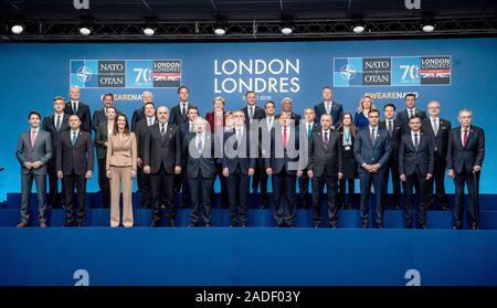 Watford, Royaume-Uni. 08Th Nov, 2019. Les participants du sommet stand à la photo de famille avant le début de la séance de travail du sommet de l'OTAN. La réunion des chefs d'état et de gouvernement célébrera le 70e anniversaire de l'alliance militaire. Crédit : Michael Kappeler/dpa/Alamy Live News Banque D'Images