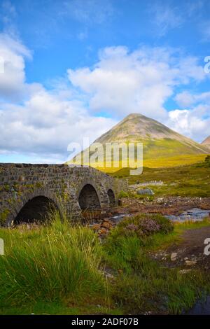 Vieux pont de Sligachan regardant vers la chaîne de montagne de Cuillin, île de Skye. Highland, Écosse, Royaume-Uni Banque D'Images