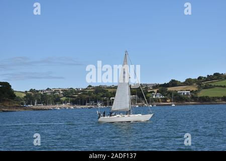 Voilier naviguant le long de la côte de Cornish. Falmouth est l'un des meilleurs endroits au Royaume-Uni pour apprendre à naviguer, ou améliorer vos compétences. Banque D'Images