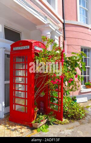Le célèbre stand de téléphone rouge de l'Angleterre dans le centre-ville de Douvres. Douvres, Kent, Angleterre, Europe Banque D'Images