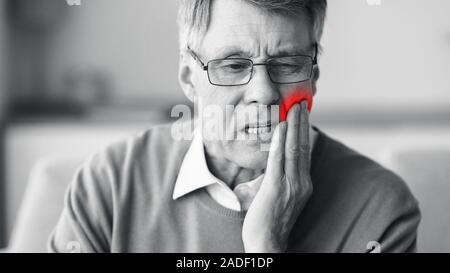 Les hommes qui souffrent de maux assis sur une table, Black-And-Blanc Banque D'Images