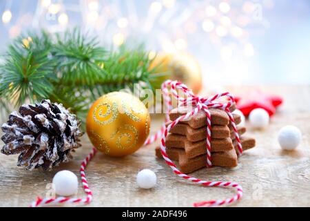Les biscuits de Noël avec des décorations de Noël sur fond de lumières de fête. Noël ou Nouvel An carte de vœux. Banque D'Images