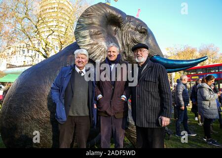 Marble Arch. London, UK 4 Déc 2019 -auteur et père du premier ministre Boris Johnson, Stanley Johnson, candidat conservateur parlementaire de Richmond Park et North Kingston et ancien candidat conservateur à la mairie de Londres Zac Goldsmith et l'acteur Peter Egan prendre un des selfies lors de l'inauguration, d'un troupeau de 21 éléphants en bronze à Marble Arch. La sculpture est le plus important troupeau d'éléphants d'une depictionÊof dans le monde et est destiné à attirer l'attention sur le sort de cette espèce qui pourrait être éteints sur les tendances actuelles, d'ici 2040. Credit : Dinendra Haria/Alamy Live News Banque D'Images