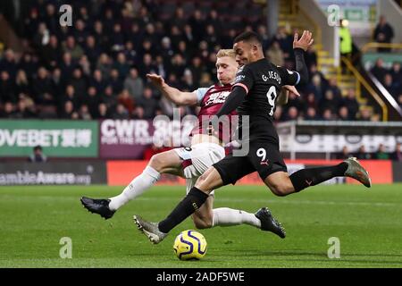 BURNLEY, ANGLETERRE - 03 DÉCEMBRE : Gabriel Jésus (r) de Manchester City tire au but lors de la Premier League match entre Manchester City et le FC Burnley à Turf Moor le 3 décembre 2019 à Burnley, Royaume-Uni. (Photo de MO Media) Banque D'Images