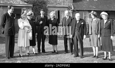 M. et Mme Winston Churchill étaient présents à Westerham, dans le Kent, pour le baptême de leur cinquième petit-enfant, Arthur Winston Nicholas Soames, premier enfant de leur fille Marie. La partie sur la pelouse à Westerham après le service (L-R) Le capitaine Christopher Soames, Mary Soames avec bébé,Maryott blanc, grand Rufus Clarke, le capitaine Graham Soames (le grand-père paternel du bébé) et Winston Churchill. L'extrême droite est l'Honorable Mme Charles Rhys. Banque D'Images