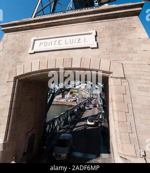 Rue et porte d'entrée de pont inférieur de Ponte Luiz I (I) Luis Bridge à Porto, Portugal Banque D'Images