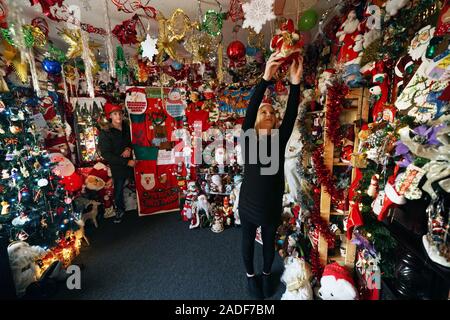 Victoria Burnham, 25, donne la dernière touche des centaines de pères Noël et autres décorations de fête à la maison de son père dans la région de Framwellgate Moor dans le comté de Durham, en avance sur la période de Noël. Banque D'Images