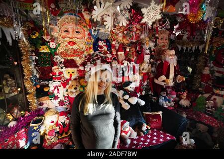 Victoria Burnham, 25, donne la dernière touche des centaines de pères Noël et autres décorations de fête à la maison de son père dans la région de Framwellgate Moor dans le comté de Durham, en avance sur la période de Noël. Banque D'Images