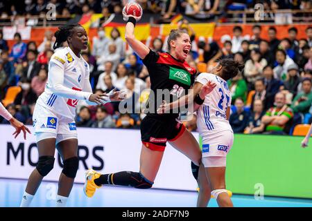 Yamaga, au Japon. 08Th Nov, 2019. Le Handball, les femmes : WM 2019, premier tour, groupe B, 4e journée, l'Allemagne - France. Emily Bölk (M) de l'Allemagne et Estelle Nze Minko (r) de la France en action. Crédit : Marco Wolf/dpa/Alamy Live News Banque D'Images