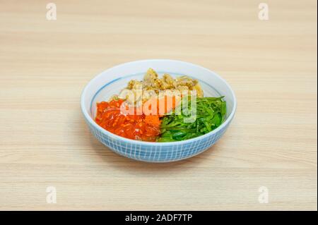 Variété Chuka, Hotate Kurage, Tako, coupe de Wakame sur table en bois Banque D'Images