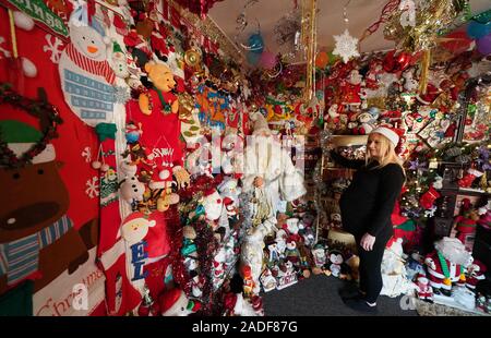 Victoria Burnham, 25, donne la dernière touche des centaines de pères Noël et autres décorations de fête à la maison de son père dans la région de Framwellgate Moor dans le comté de Durham, en avance sur la période de Noël. Banque D'Images