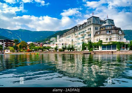 Belle vue depuis le lac jusqu'à la promenade de Zell am See, Autriche Banque D'Images