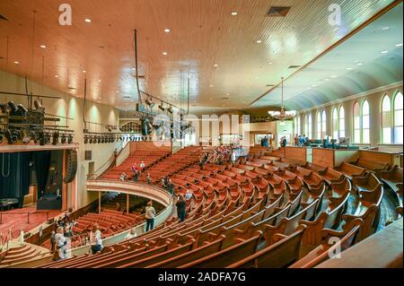 L'intérieur du légendaire Ryman Auditorium. Le Ryman a accueilli une fois Grand Ole Opry et est considérée comme l'église mère de la musique country. Banque D'Images