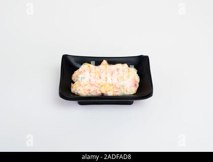 Sauce mayonnaise avec salade et ebiko en noir tasse de nourriture japonaise Banque D'Images