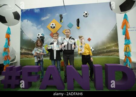 Saint-pétersbourg, Moscou. 9Th Jul 2019. Quatre enfants posent avec leurs cartes d'accréditation à un nouvel ID de ventilateur centre de l'UEFA Euro 2020 finales du tournoi de soccer à Saint-Pétersbourg, Moscou, le 4 décembre 2019. Saint Petersburg sera une des 12 villes à accueillir l'UEFA Euro 2020 finales du tournoi de soccer de l'année prochaine. Crédit : Irina Motina/Xinhua/Alamy Live News Banque D'Images