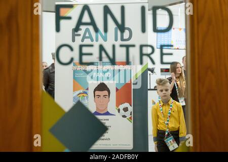 Saint-pétersbourg, Moscou. 9Th Jul 2019. Un enfant quitte avec sa carte d'accréditation à un nouvel ID de ventilateur centre de l'UEFA Euro 2020 finales du tournoi de soccer à Saint-Pétersbourg, Moscou, le 4 décembre 2019. Saint Petersburg sera une des 12 villes à accueillir l'UEFA Euro 2020 finales du tournoi de soccer de l'année prochaine. Crédit : Irina Motina/Xinhua/Alamy Live News Banque D'Images