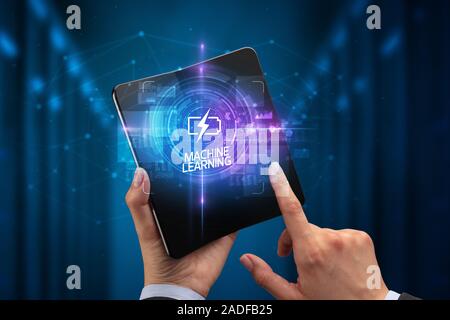 Businessman holding a smartphone pliable avec grande inscription de données, nouvelles technologies de l'APPRENTISSAGE AUTOMATIQUE concept