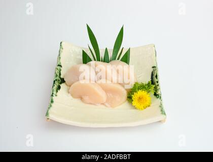 Fabricants de matières Hotate sashimi shell sur une plaque en céramique Banque D'Images