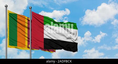 Sri Lanka et Emirats Arabes Unis drapeaux dans le vent contre ciel bleu nuageux blanc ensemble. Concept de diplomatie, de relations internationales. Banque D'Images