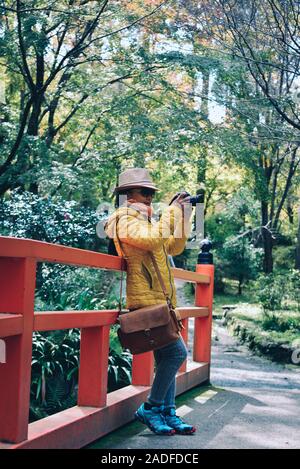 Woman traveler à beau paysage avec pont rouge du Japon à l'automne. Banque D'Images