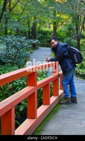 Un homme meilleur à beau paysage avec pont rouge du Japon à l'automne. Banque D'Images