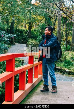 Un homme meilleur à beau paysage avec pont rouge du Japon à l'automne. Banque D'Images