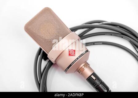 Microphone de studio à condensateur large diaphragme Neumann TLM 103 sur un fond blanc. Banque D'Images