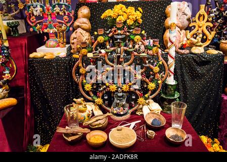 Ofrenda d'art, exposition d'objets traditionnels pour le Jour des Morts, día de muertos célébration, Musée National d'Art Mexicain, Chicago, Illinoi Banque D'Images