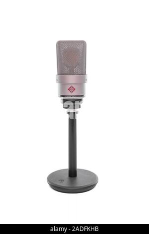 Microphone de studio à condensateur large diaphragme Neumann TLM 103 sur un fond blanc. Banque D'Images