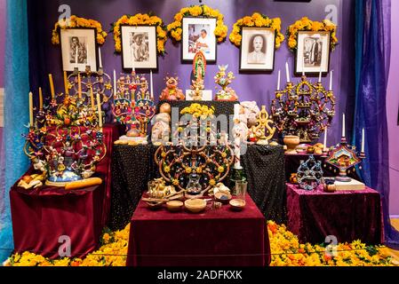 Ofrenda d'art, exposition d'objets traditionnels pour le Jour des Morts, día de muertos célébration, Musée National d'Art Mexicain, Chicago, Illinoi Banque D'Images